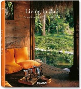 Książka Living in Bali