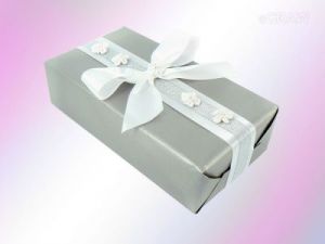 Pakowanie na prezent - srebrna i biała tasiemka, ozdobna wstążeczka z kwatkami z białą perłą